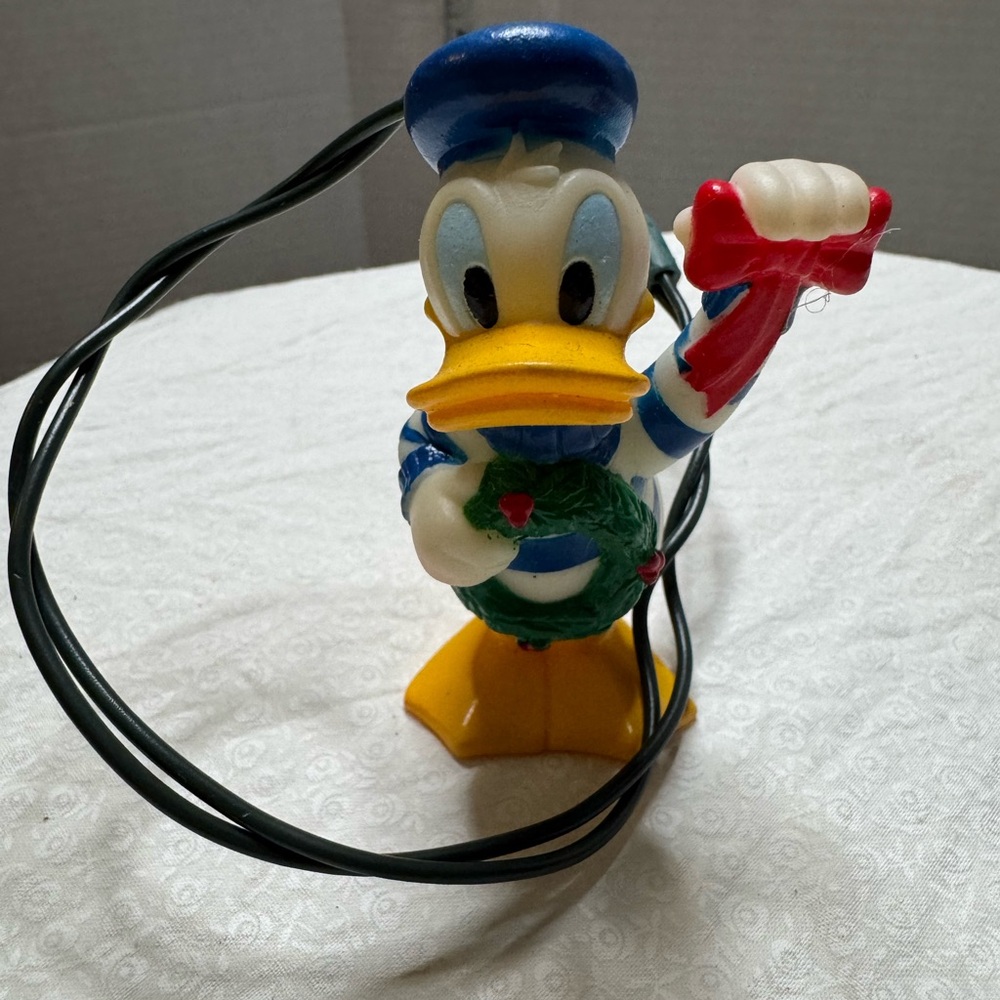 Donald Duck Disney Ornament with Wreath & Bow plugs into lights removing bulbs